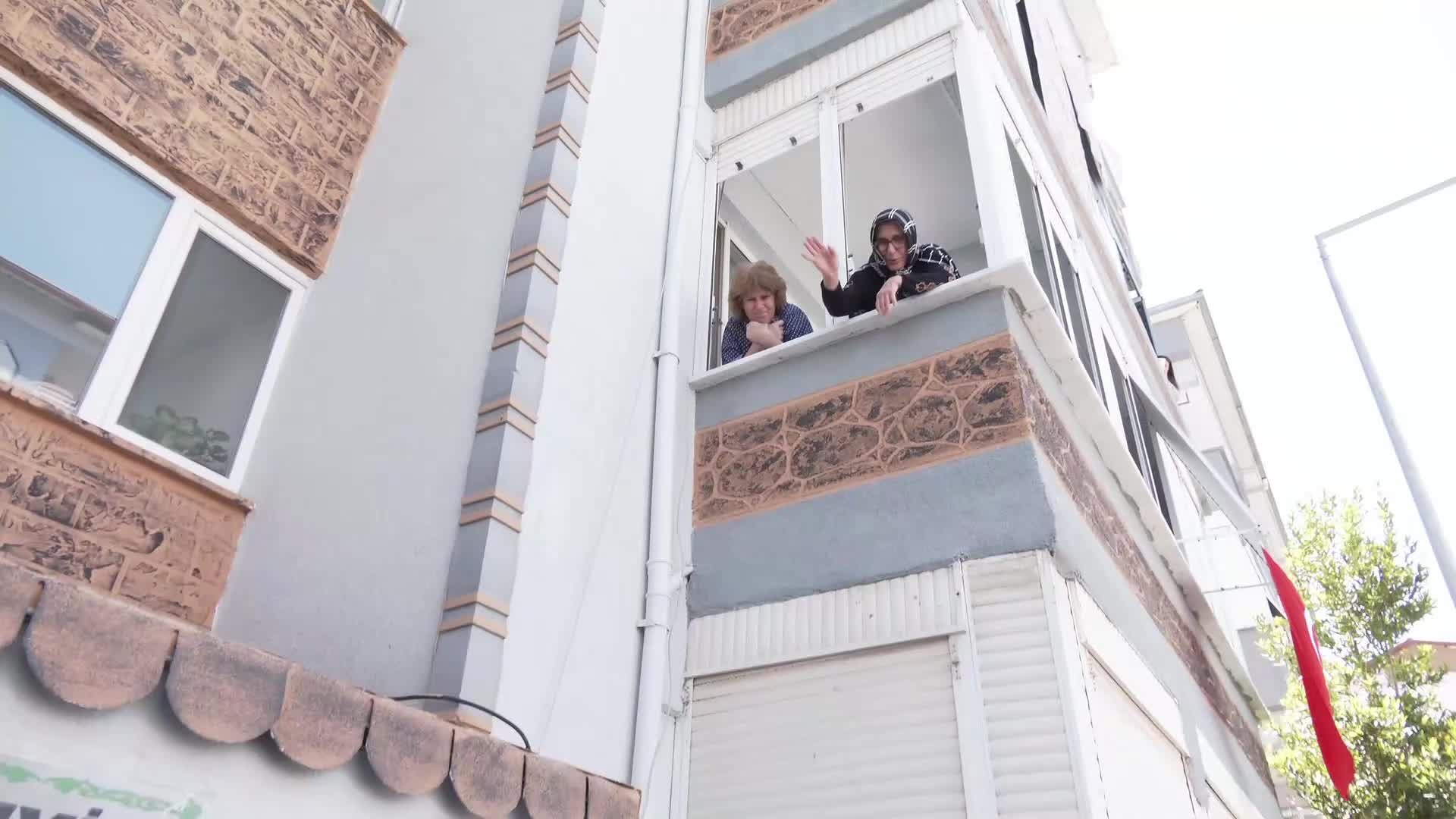 Özgür Özel, Soma'da... Özel, TSK'dan ihraç edilen teğmen Demirtaş'ın ve MESEM kapsamında çalışırken hayatını kaybeden lise öğrencisi Alperen'in ailelerini ziyaret etti