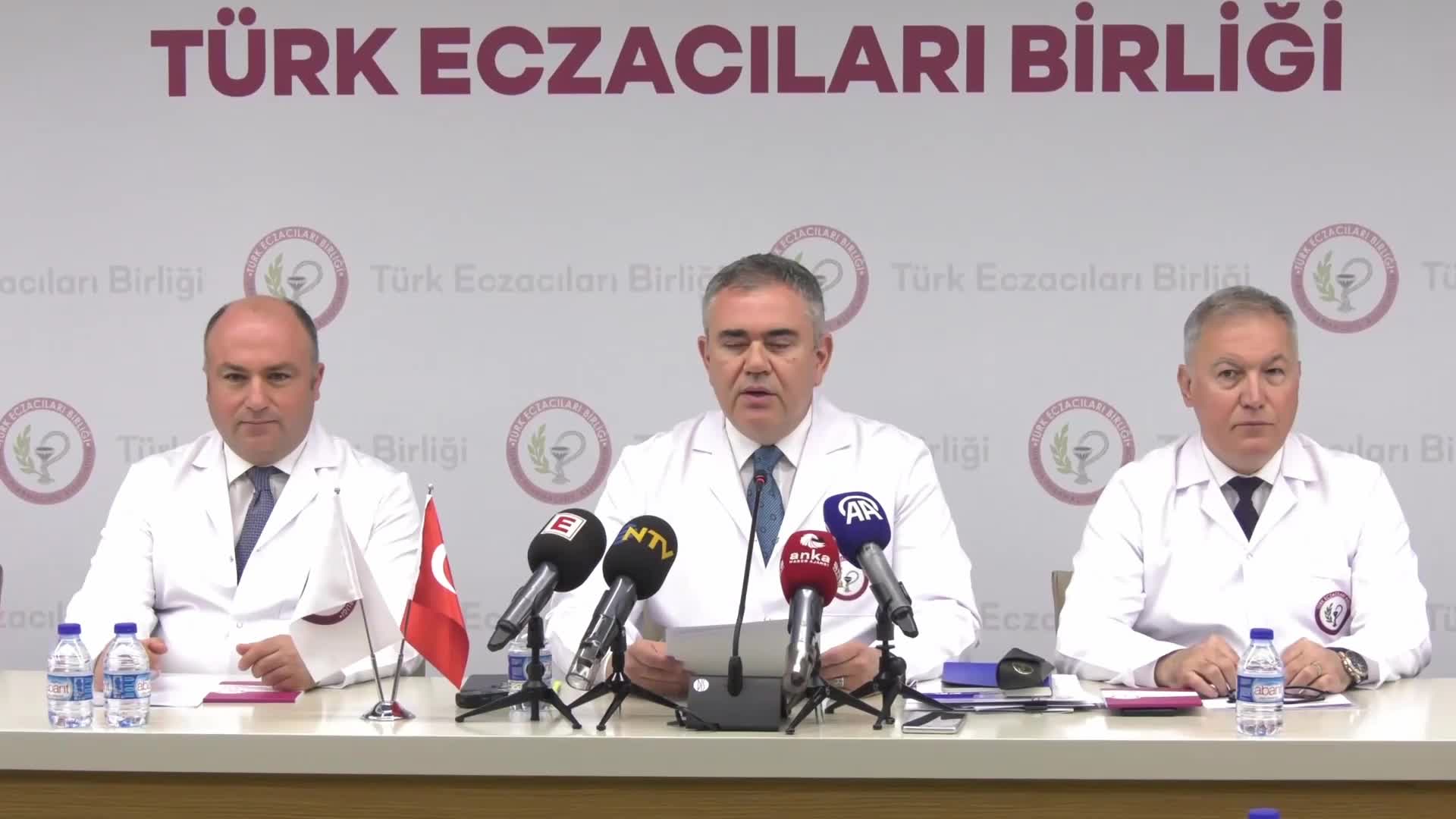 Türk Eczacıları Birliği Genel Başkanı Arman Üney: "Trump'ın imzaladığı kararname tüm dünyada ilaç fiyatlarını artırabilir"