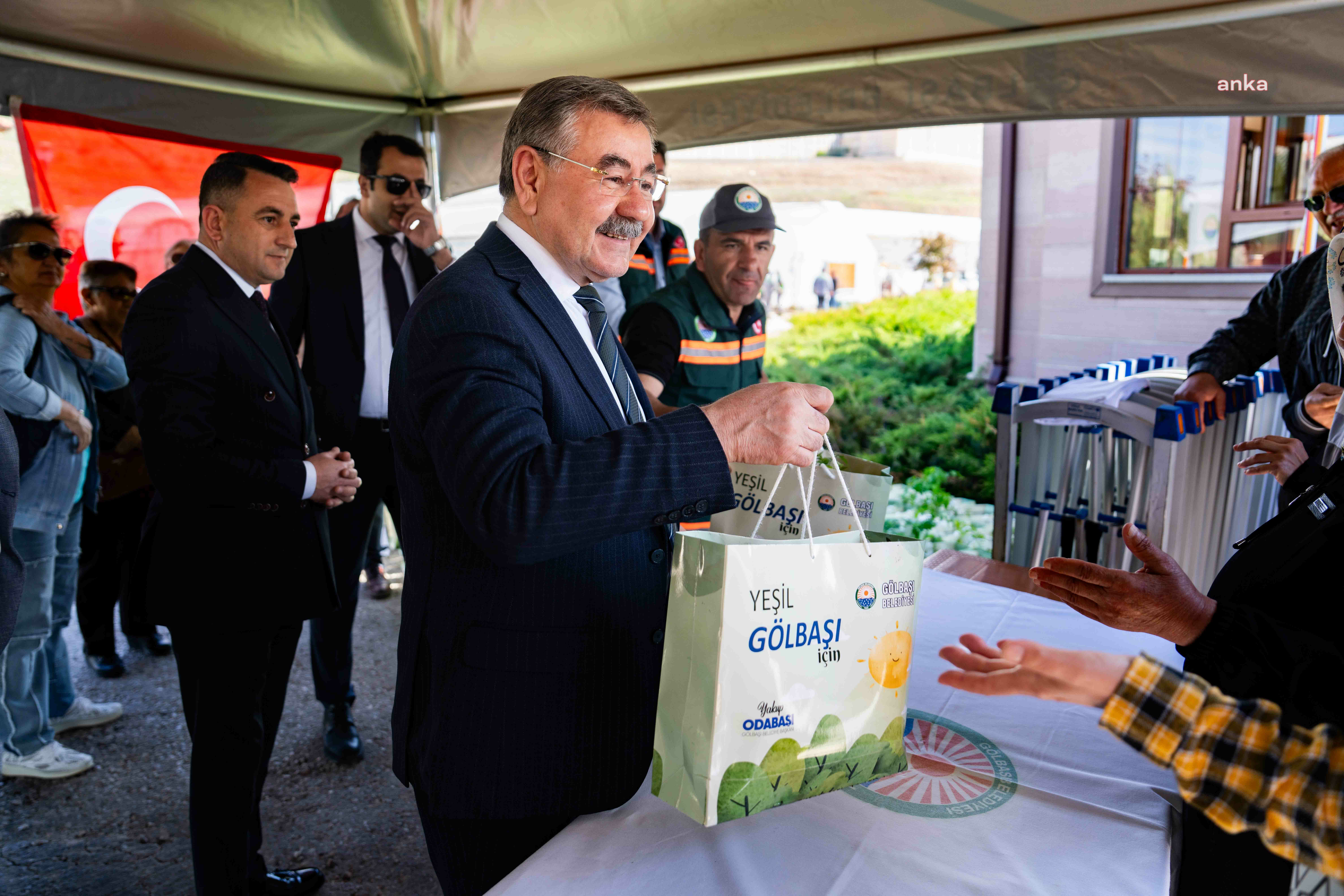 Gölbaşı Belediyesi, ata tohumundan yetiştirilen 50 bin fideyi vatandaşlara dağıttı