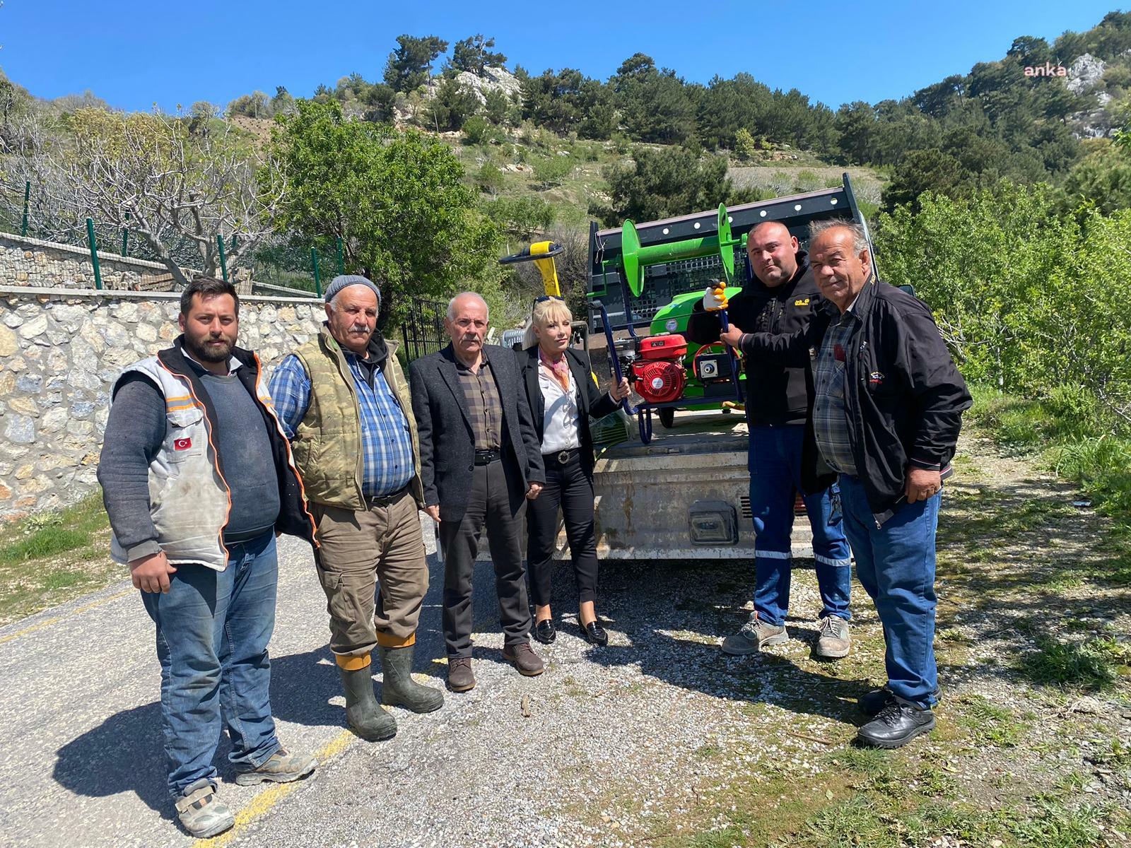Güzelbahçe Belediyesi çiftçilere ilaçlama makinesi hediye etti