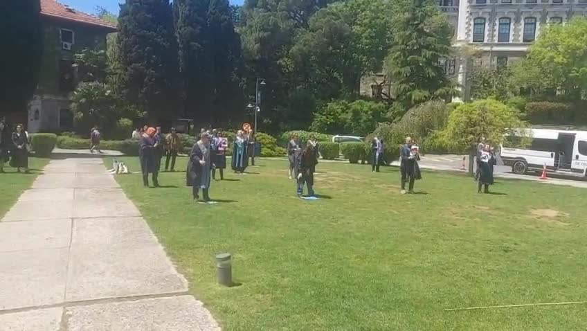 Boğaziçi Üniversitesi'nde akademisyenler ve öğrenciler "Nureddin Yıldız" protestosunda gözaltına alınanlar için nöbet tuttu