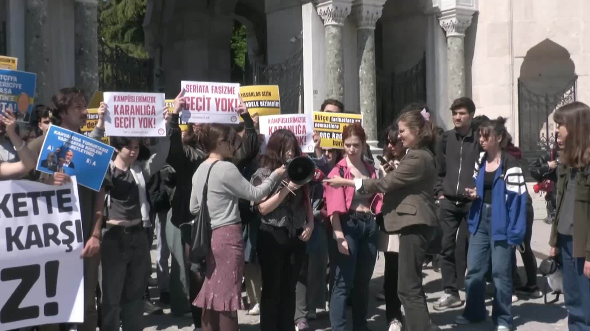 Öğrenciler Beyazıt'ta açıklama yaptı:  "6 yaşında bir çocuğun evlendirilmesini savunmak mı ifade özgürlüğü, yoksa buna karşı çıkmak mı suç?"
