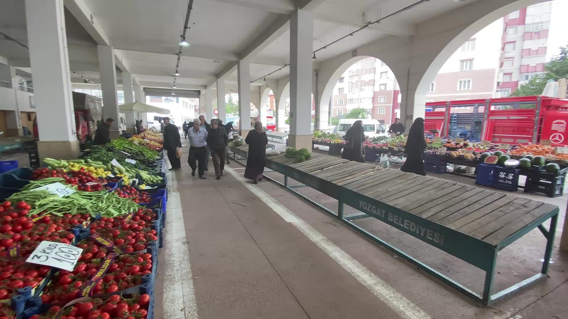 Yozgatlı pazarcı esnafı: "Pandemiden sonra vatandaş kartlara alıştı, vatandaşın cebinde nakit olmadığı için pazara gelmiyor"