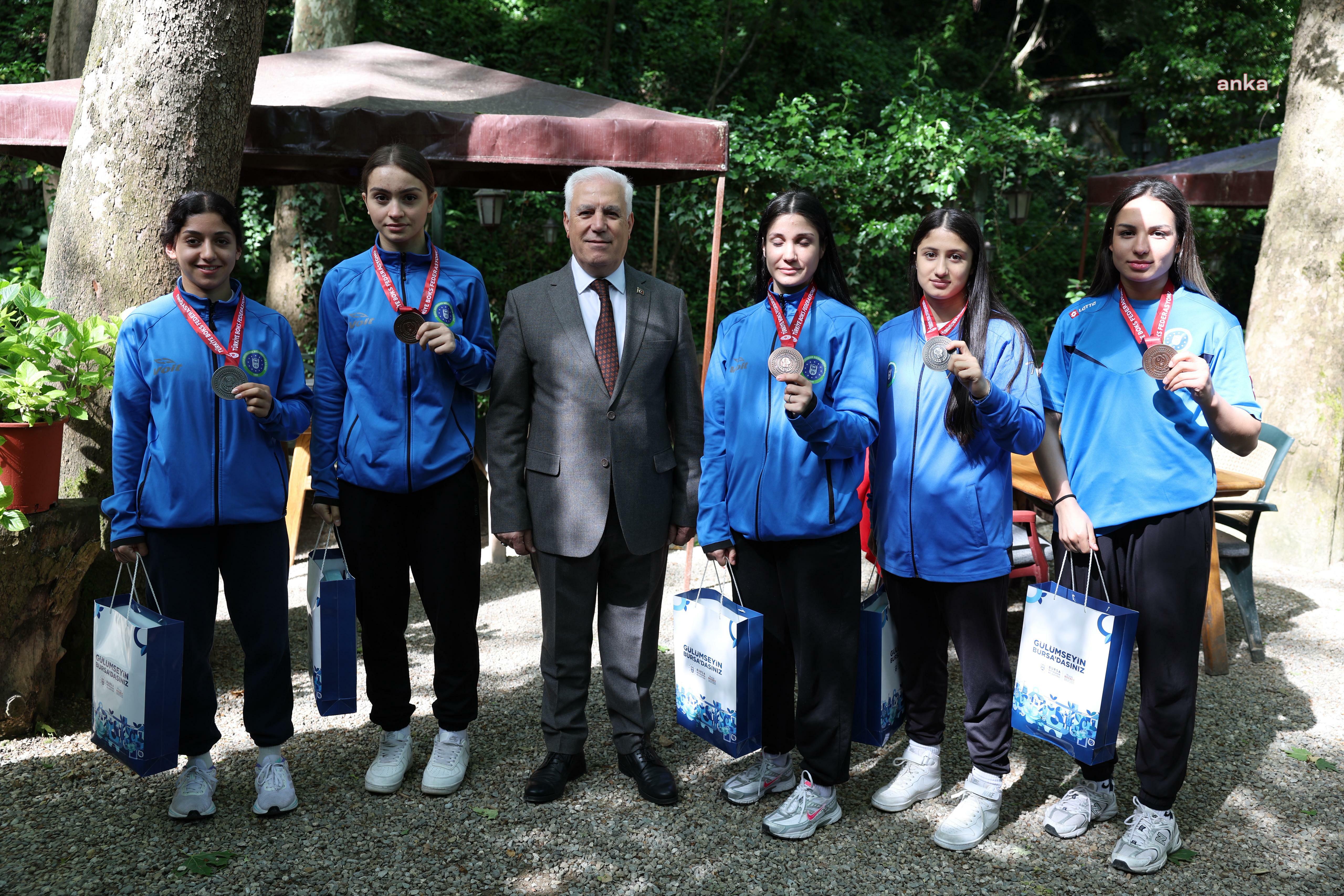 Bursa Büyükşehir Belediye Başkanı Bozbey, kadın boks takımıyla bir araya geldi
