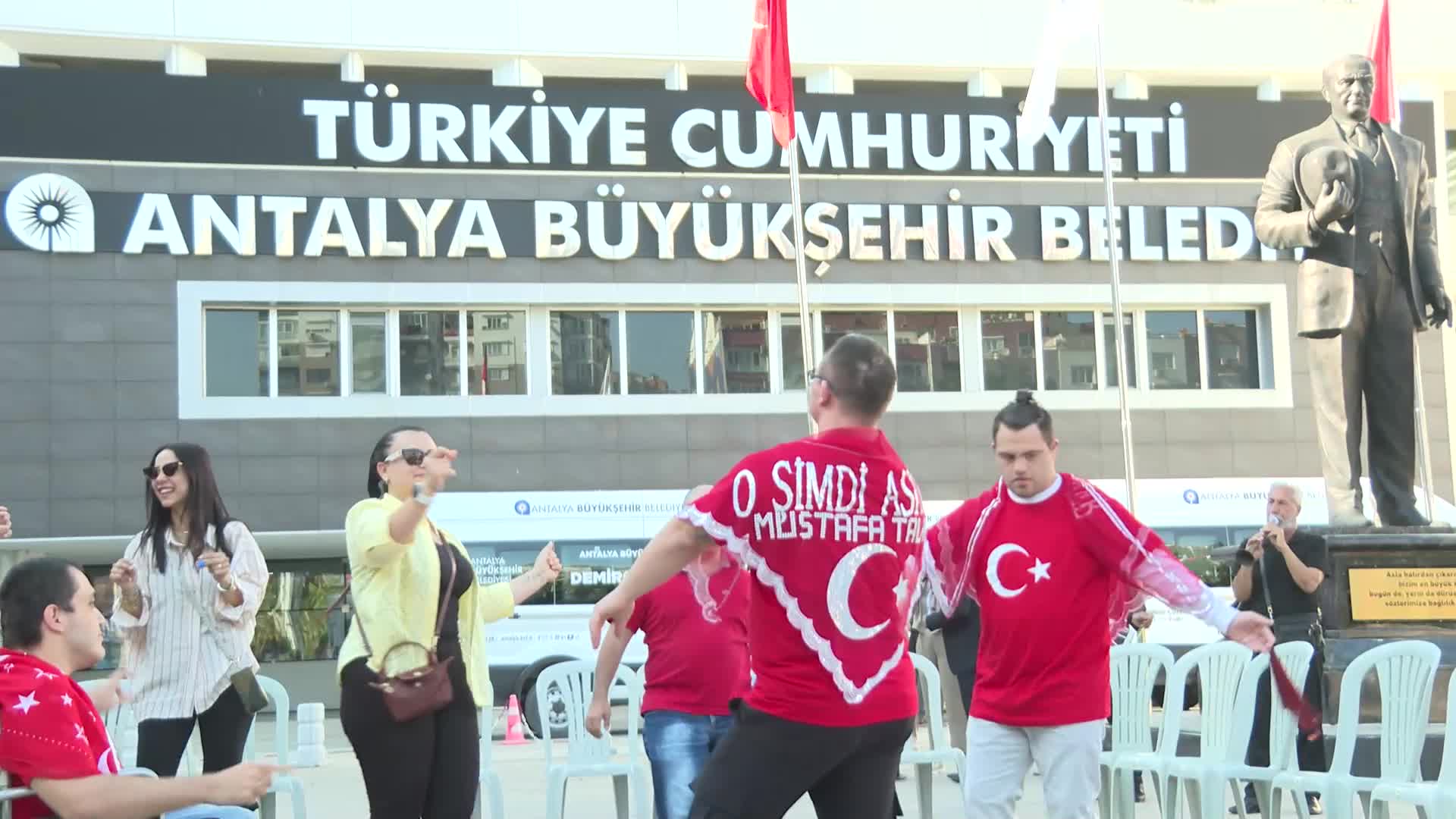 Antalya Büyükşehir Belediyesi'nden temsili askerlik yapacak bireylere davullu-zurnalı uğurlama