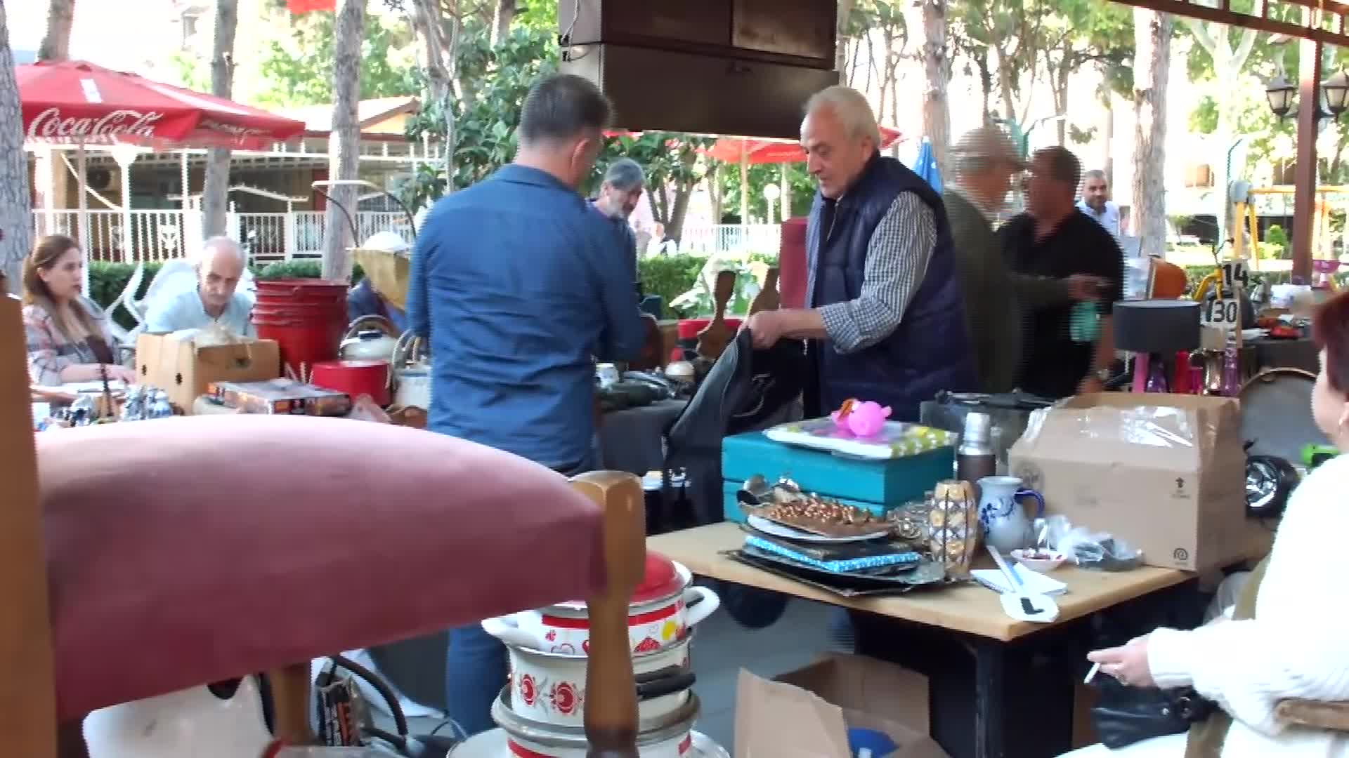 Burhaniye'de her hafta düzenlenen ikinci el mezadı ilgi görüyor