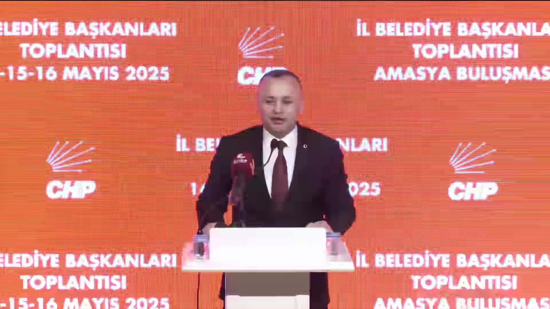 CHP'nin il belediye başkanları toplantısında çiftçiler sorunlarını anlattı: "Görmüyor musunuz ey yönetenler? Yahu üretemezsek, tükendiniz, tükeniyoruz"