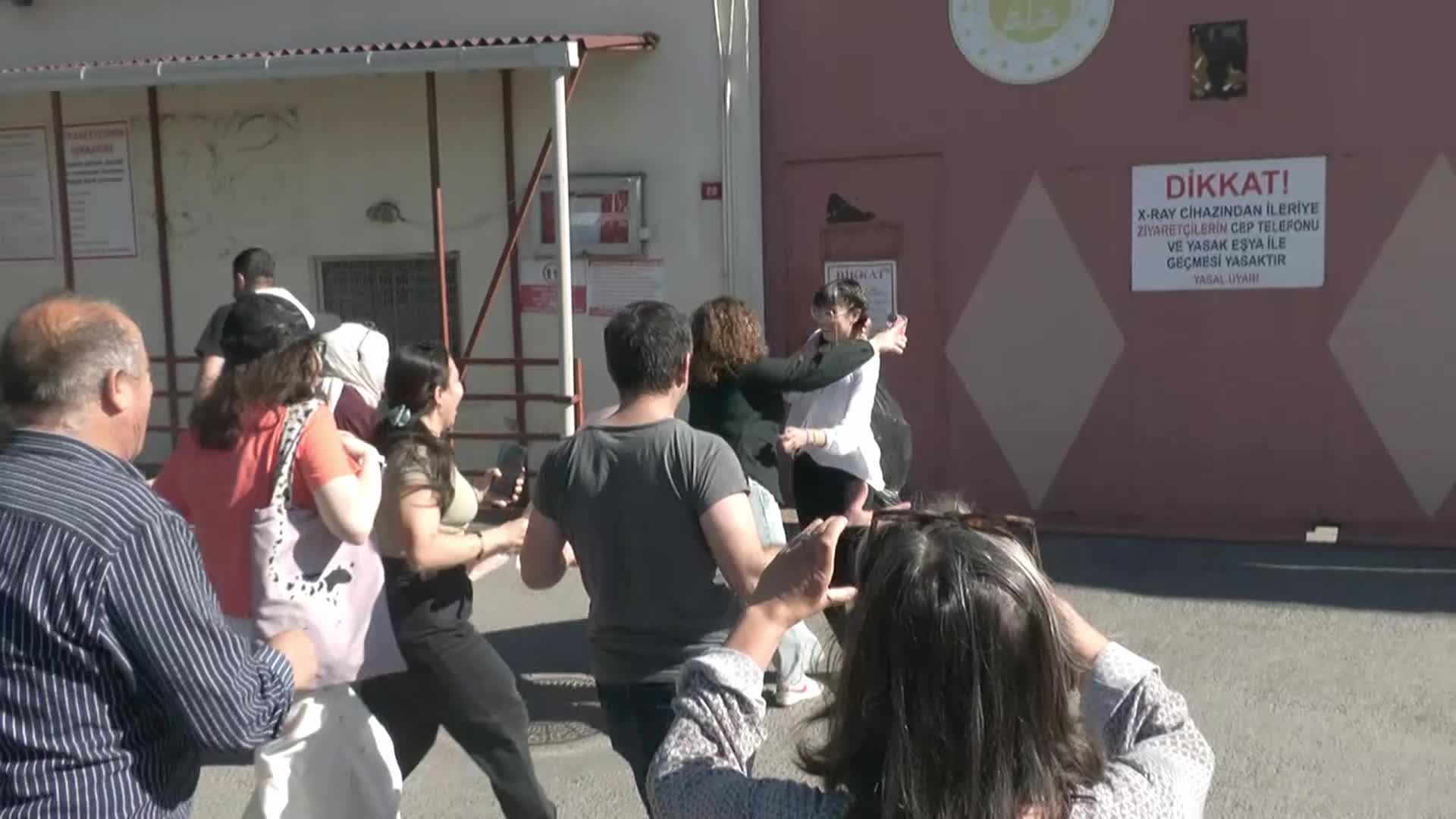 Esila özgürlüğüne,  fotoğraf makinesine kavuştu: Gençlerin geleceğe küstürülmemesi gerekiyor. Adalete inancımı kaybetmedim, hayal kurmaya devam ettim