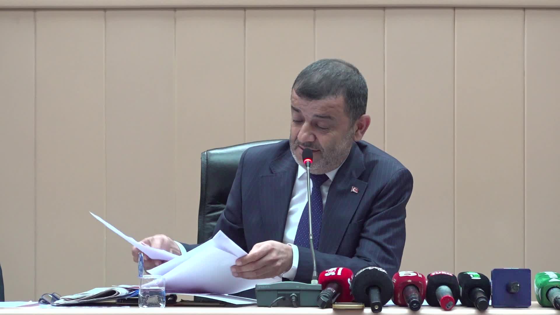 Denizli'de Nihat Zeybekci’nin ismi belediye meclis kararıyla kültür merkezinden kaldırıldı, Valilik onaylamadı