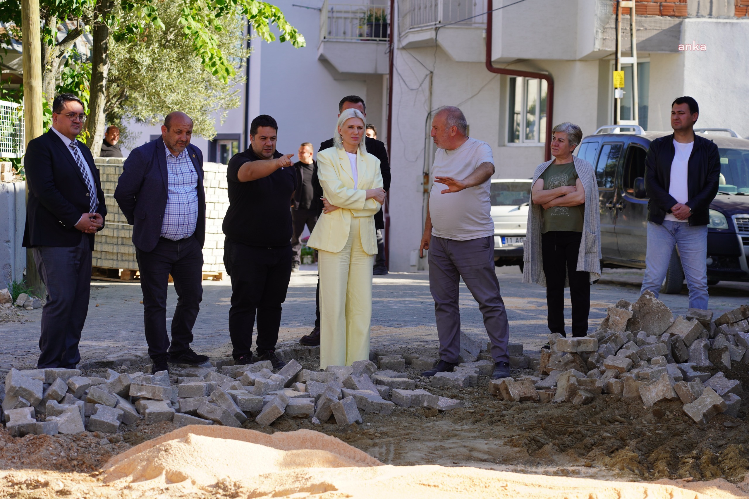Bilecik Belediye Başkanı Subaşı, kilit parke taşı çalışmalarını inceledi