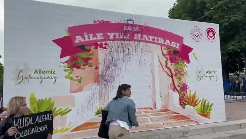 Halkevci Kadınlar, Güvenpark'a yerleştirilen "Aile Yılı Hatırası" panosuna mor boya fırlattı... "Kutsal olan aileniz değil, kadınların yaşamıdır"