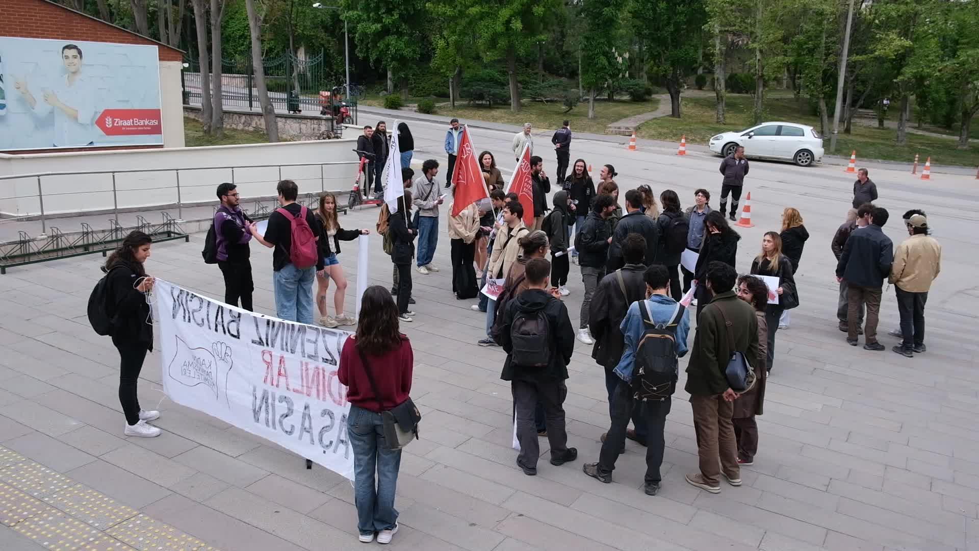 Anadolu Üniversitesi öğrencileri Aile Sempozyumu’nu protesto etti