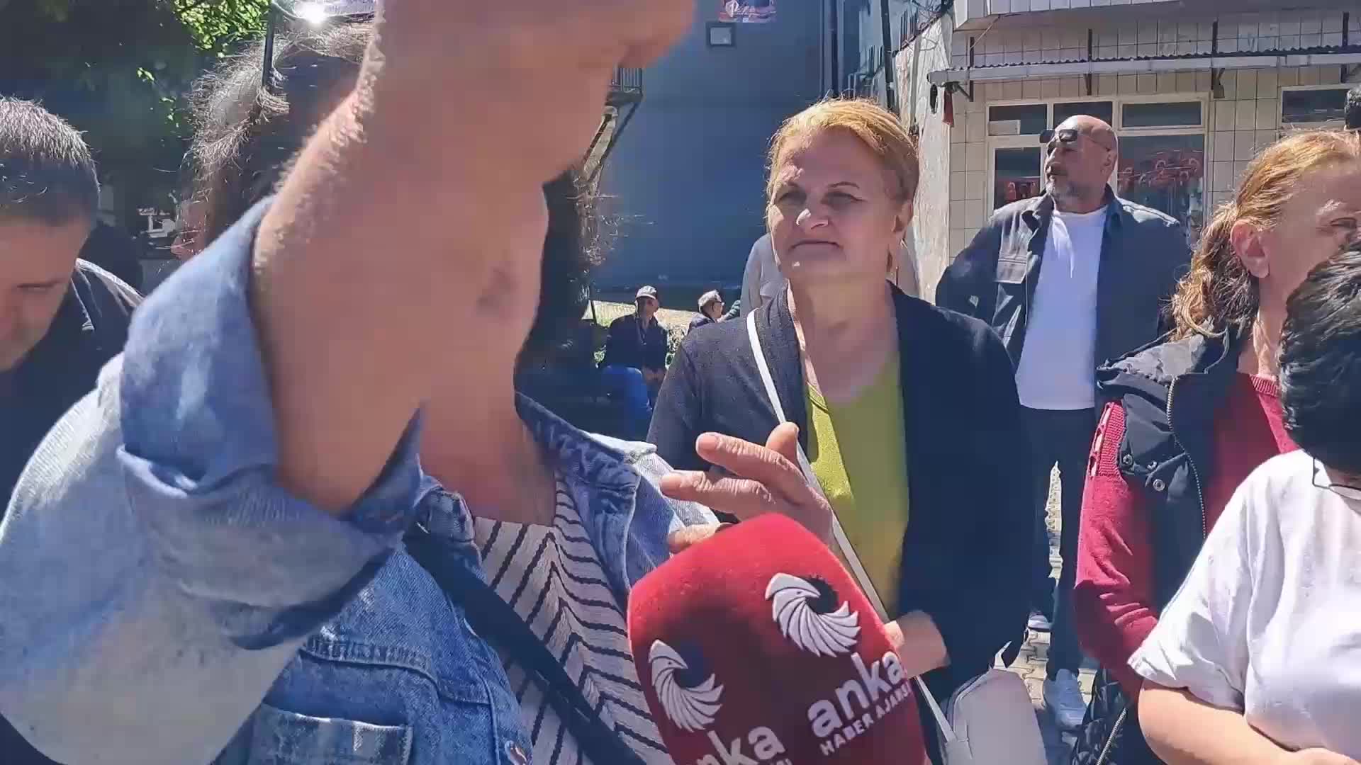 Kemalpaşalı çay üreticilerinden 'fiyat' tepkisi: "Bir paket cips 40- 50 lira. Bizim çayımız, emeğimiz bir cips kadar etmiyor mu?"