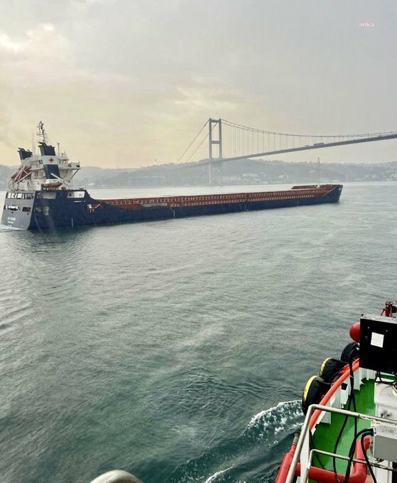 Boğazda dümen arızası yapan kuru yük gemisi kurtarıldı