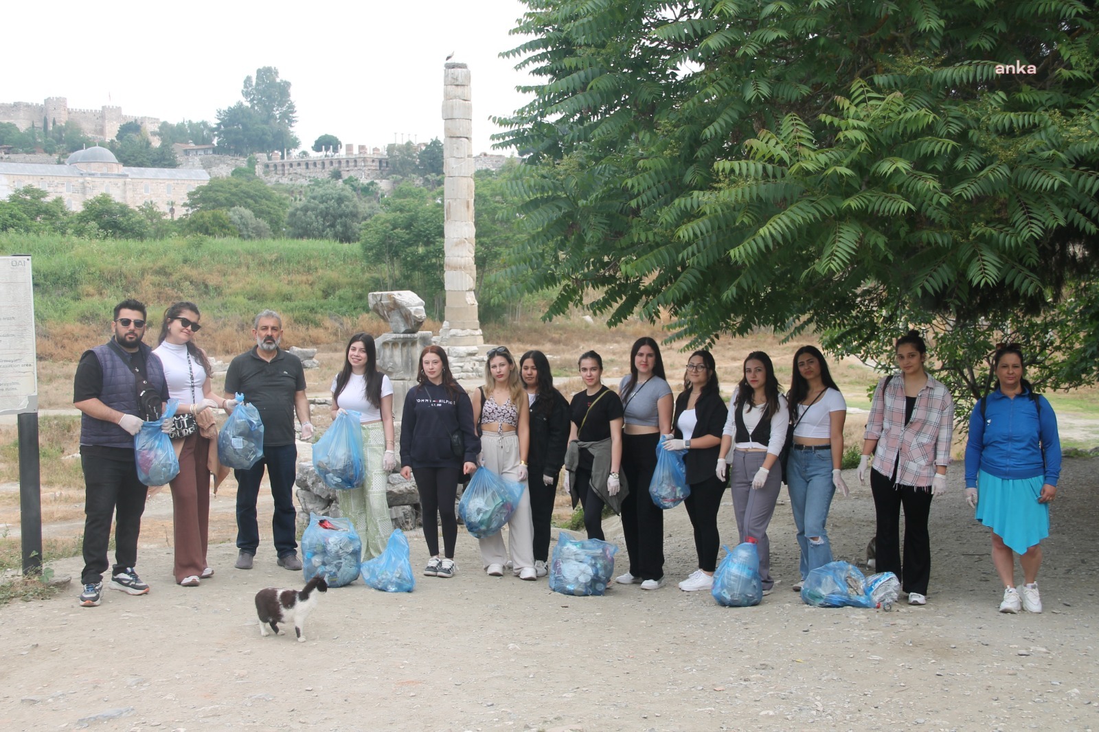 Efes Meslek Yüksekokulu öğrencilerinden kültürel miras alanlarında temizlik farkındalığı