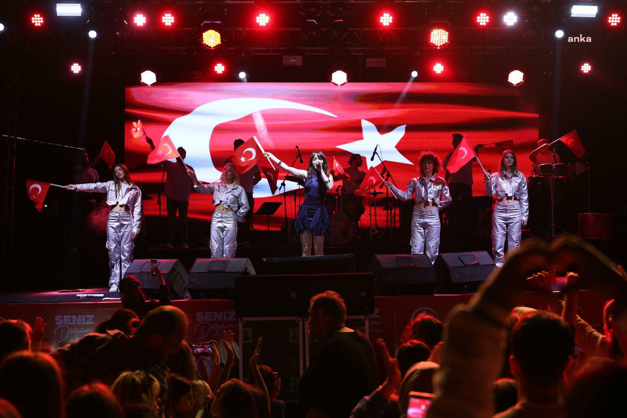Şarkıcı Melis Fis, 19 Mayıs coşkusunu Merkezefendi'de doruklara çıkardı