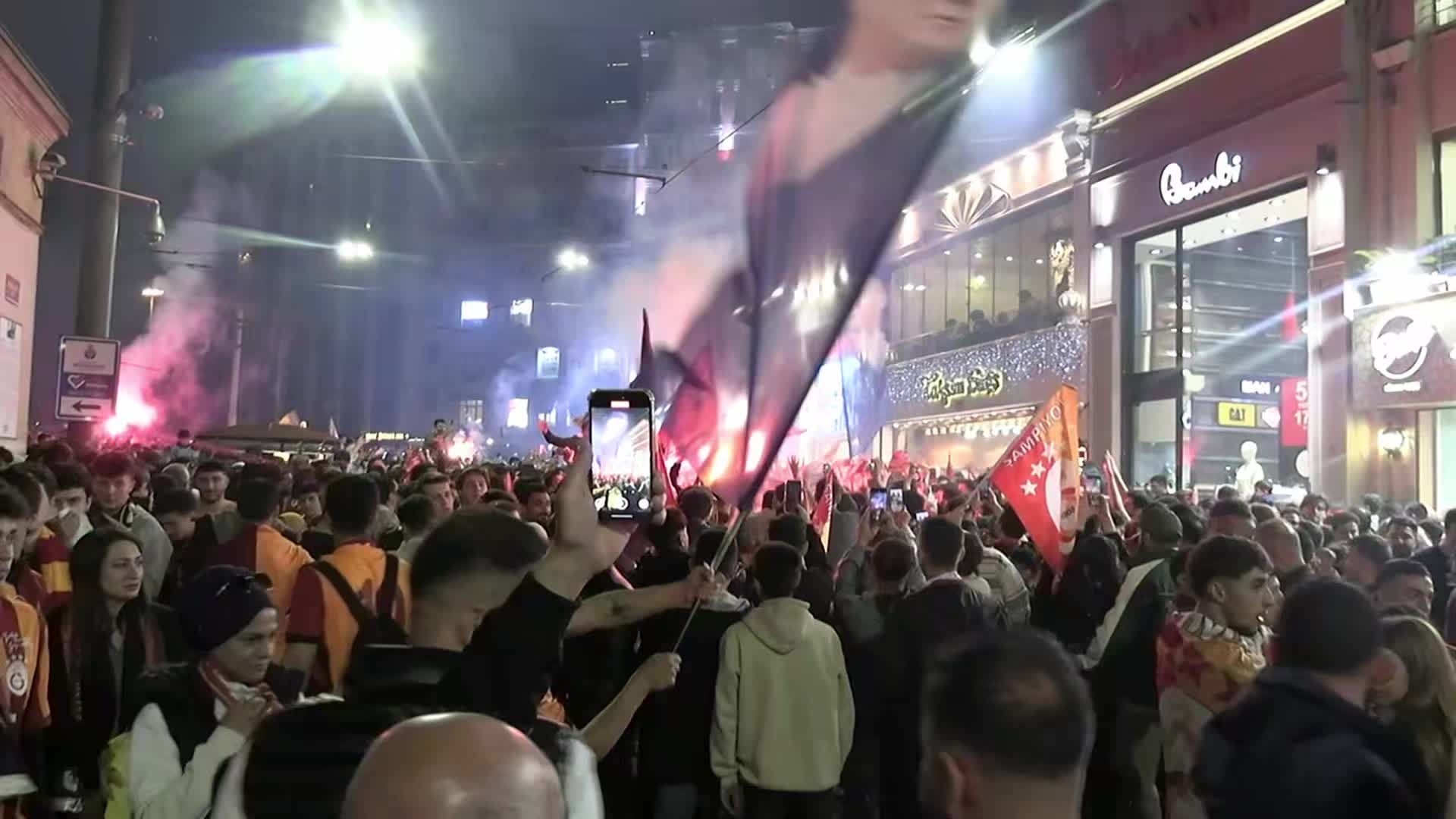 İstanbul'da sarı kırmızılı taraftarlar cadde ve meydanları doldurdu
