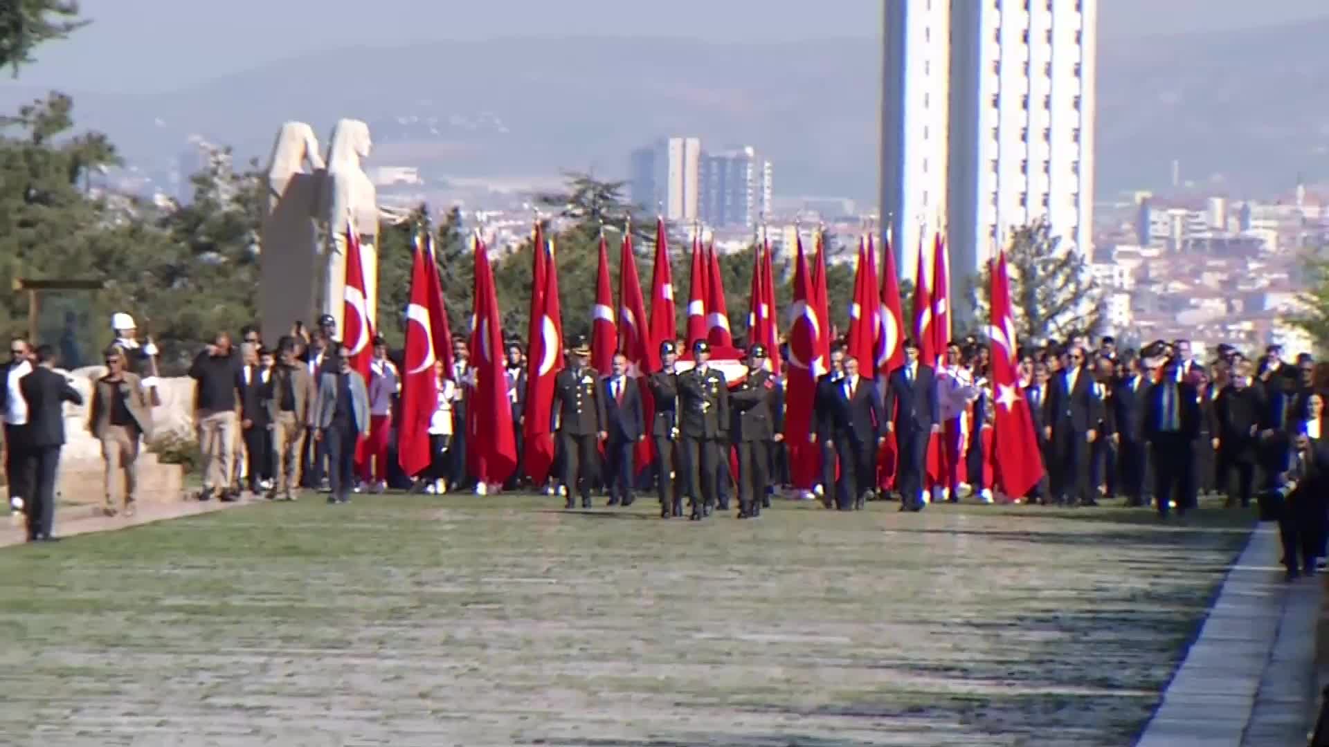 19 Mayıs Kutlanıyor… Gençlik ve Spor Bakanı Bak, beraberindeki gençlerle, Anıtkabir'i ziyaret etti