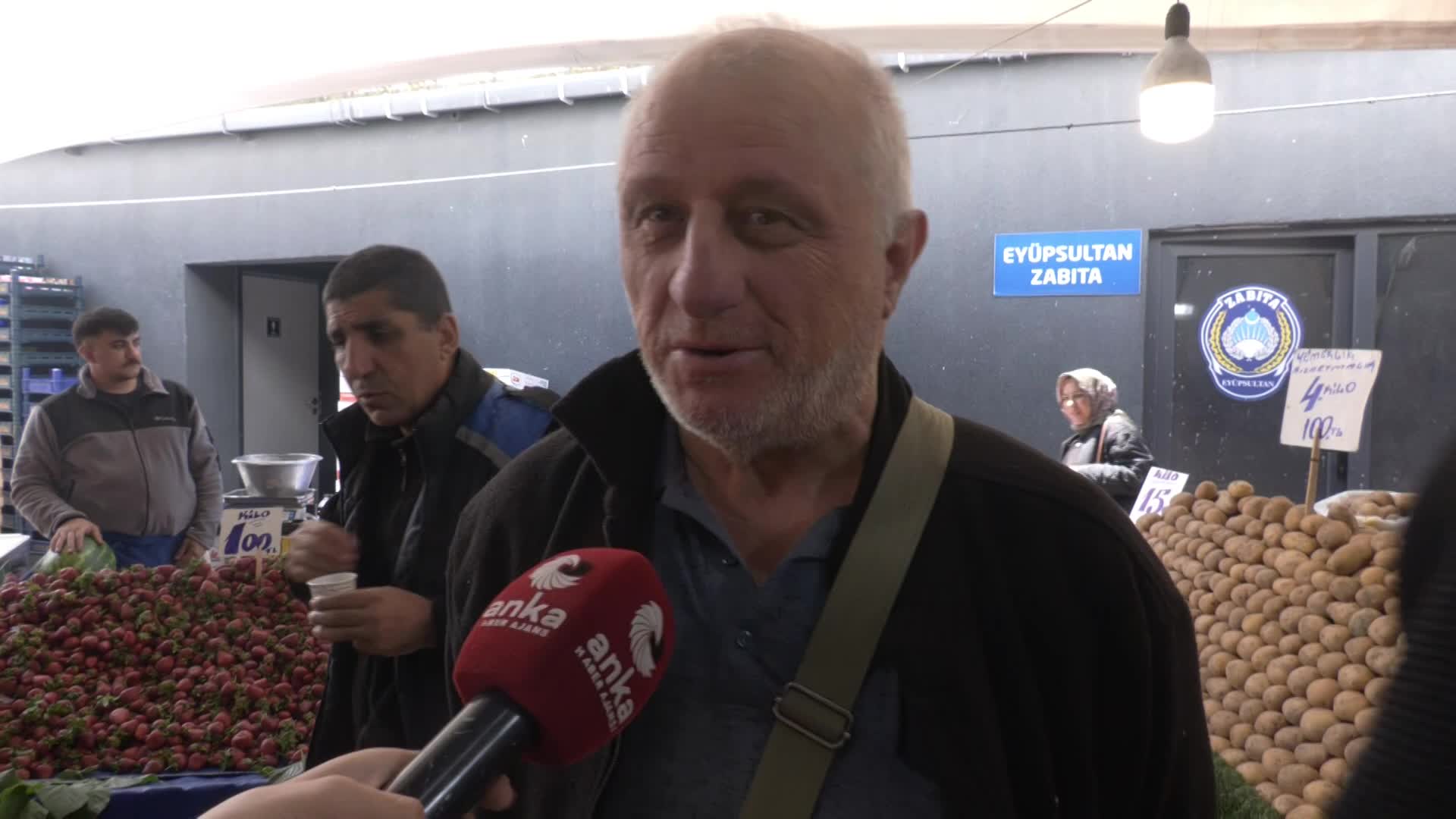 Pazardaki vatandaş durumu bu sözlerle özetledi: Geçinemiyoruz 14 bin 500 lirayla... Şu üzerimdeki 4 senelik mont, pantolon 3 senelik, ayakkabı da oğlumun verdiği...