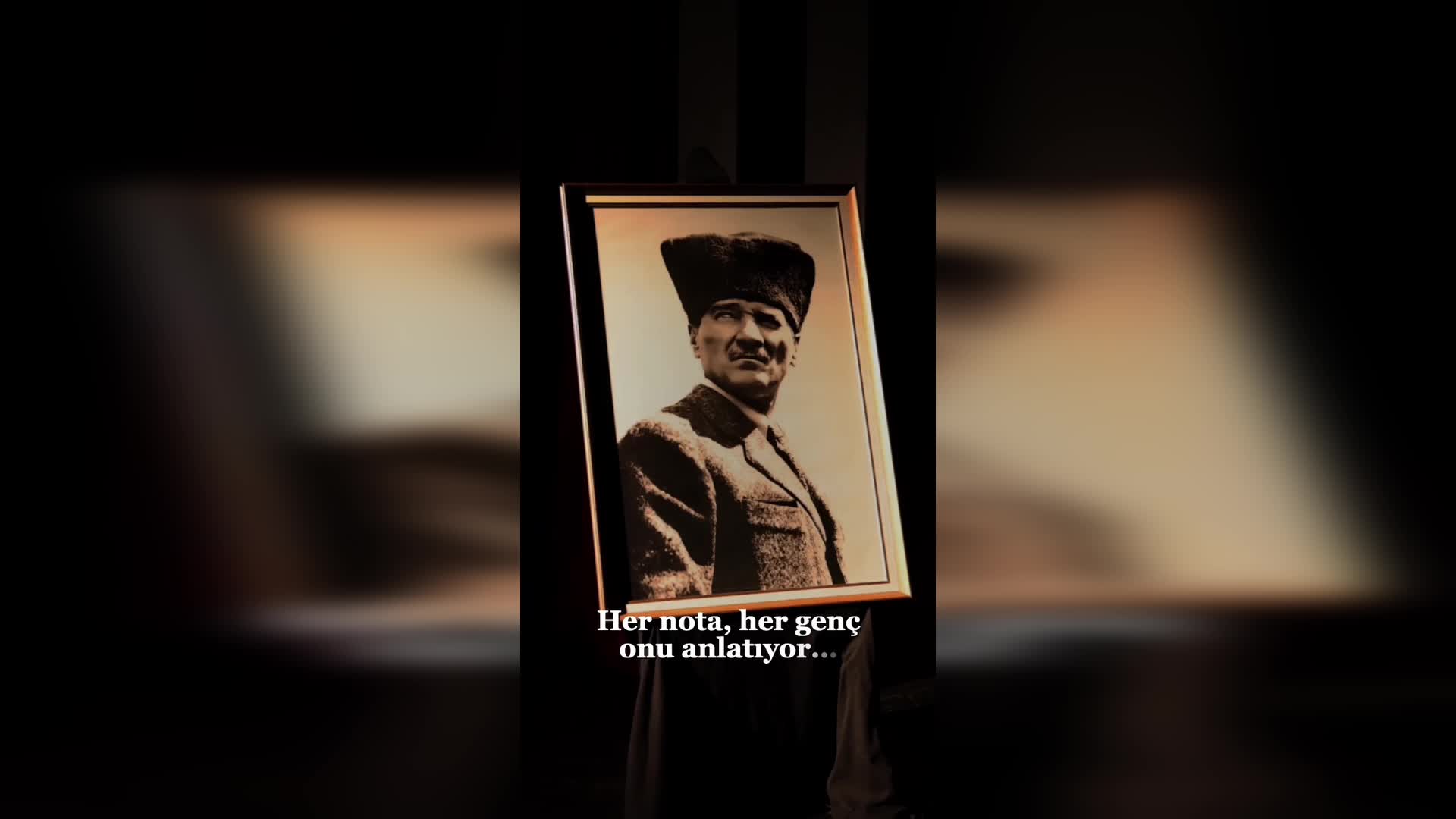 Zonguldak Belediye Başkanı Tahsin Erdem, gençlerle Atatürk’ün sevdiği şarkıyı seslendirdi