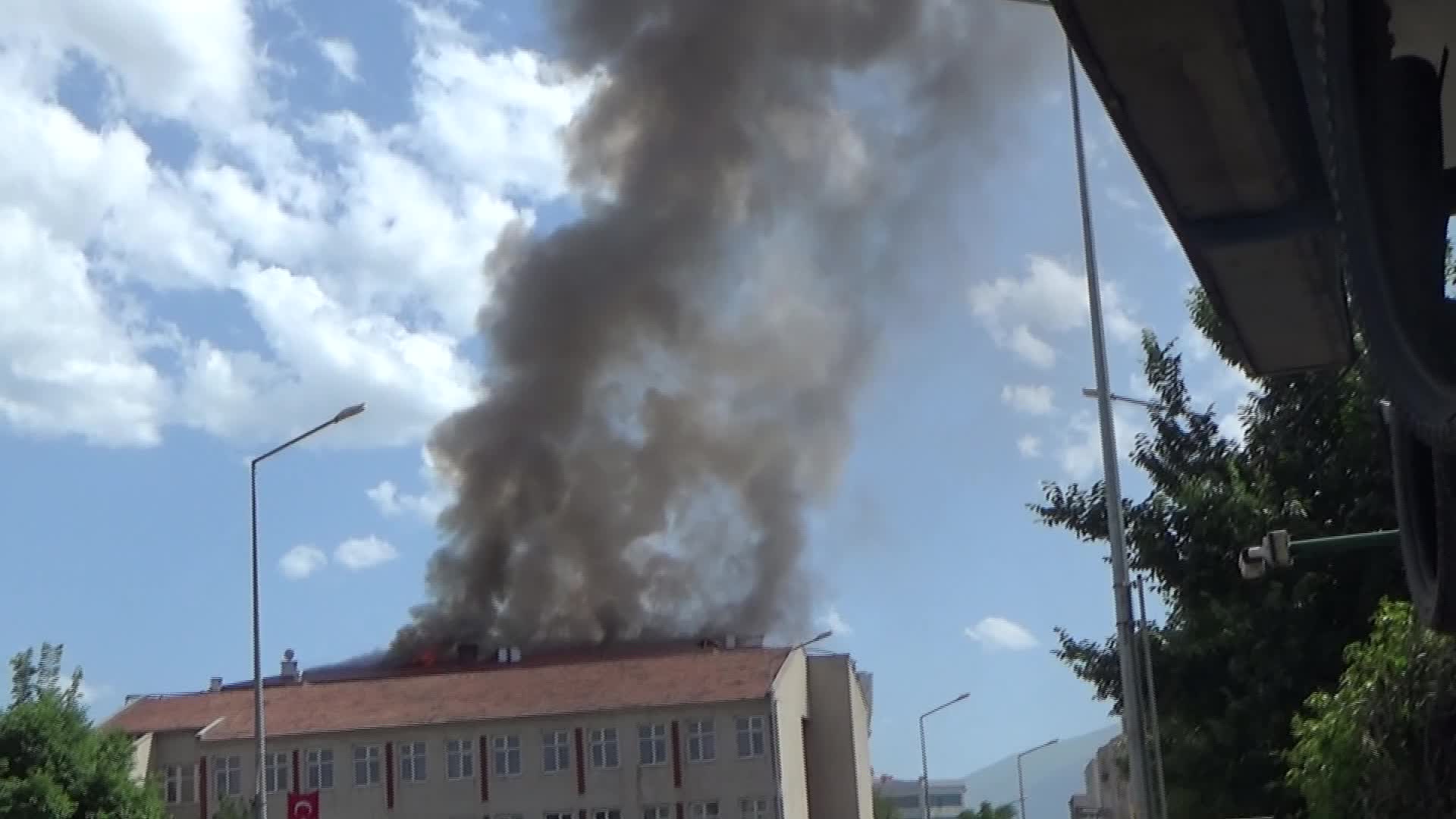 Iğdır'da kız öğrenci yurdu çatısında yangın