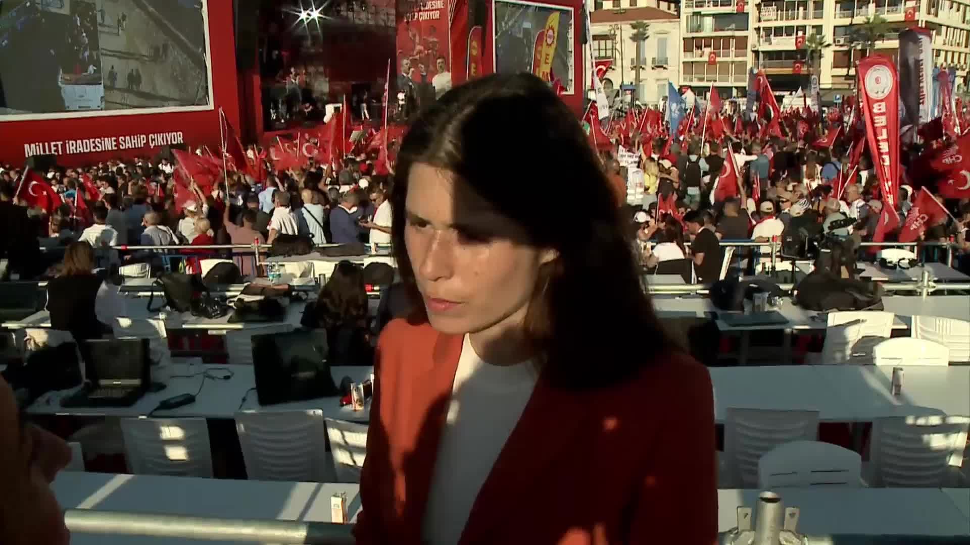 CHP'nin İzmir'de "Millet İradesi'ne Sahip Çıkıyor" mitingi... Lal Denizli: “19 Mart’ta Saraçhane'ye ulaşmak için bariyerleri yıkan gençlerin ruhuyla bu ülkeyi aydınlık geleceğe taşıyacağız”