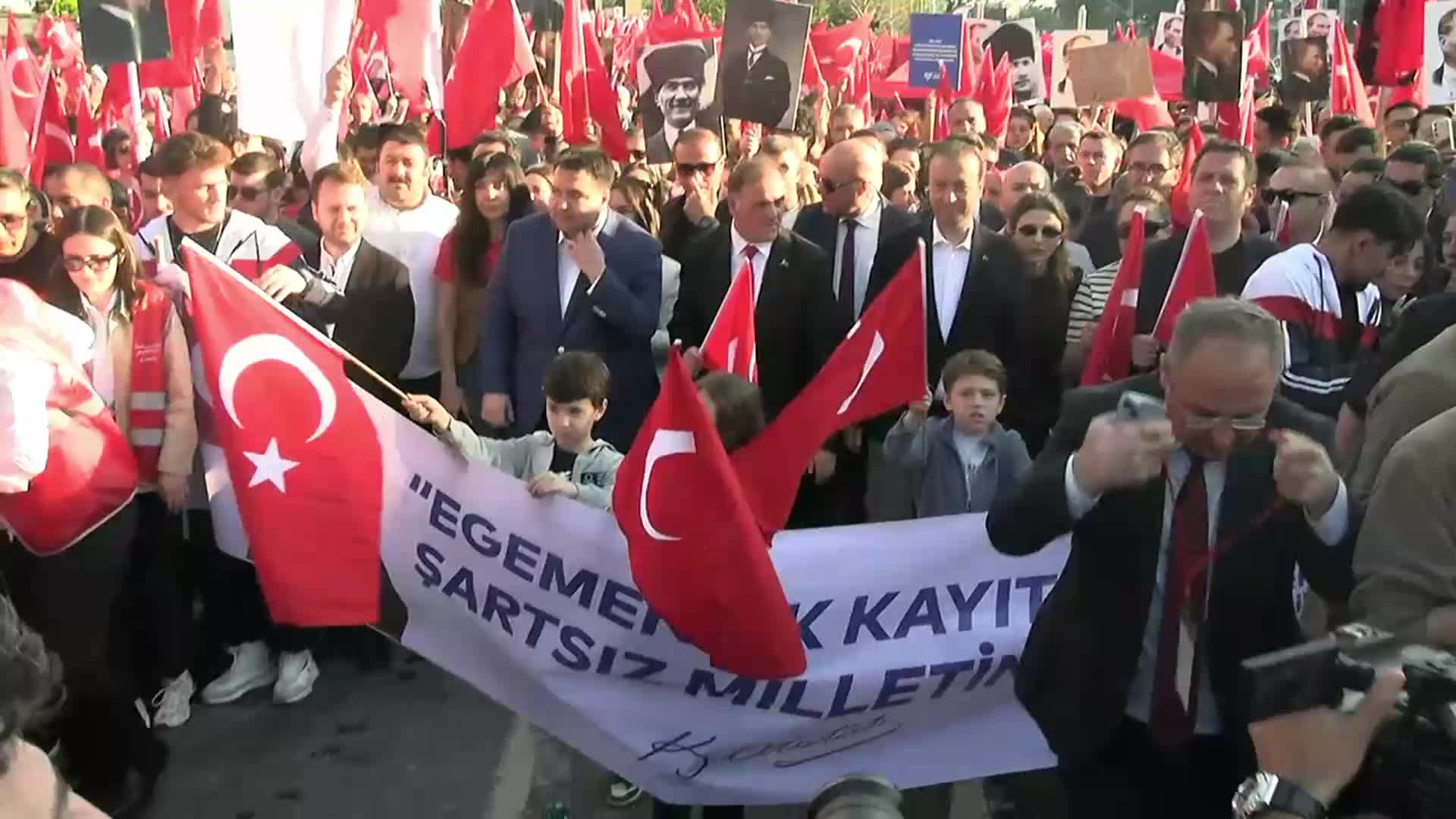 Binlerce yurttaş Dolmabahçe'den Beşiktaş'a yürüdü... İmamoğlu: En çok korktukları şeyi yapacağız; ayrısı gayrısı olmayan bir ülke olacağız