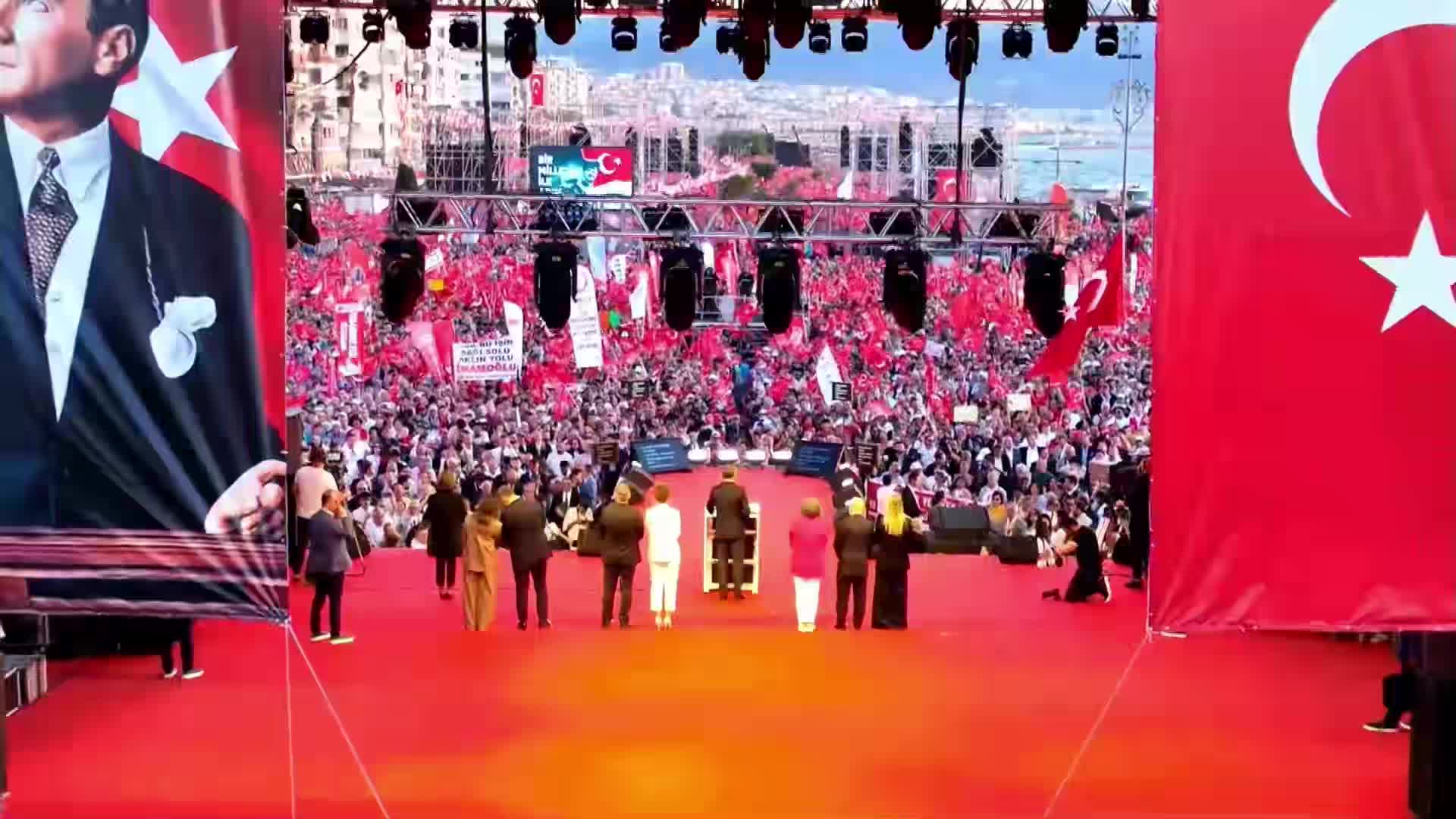 CHP'nin İzmir'de "Millet İradesi'ne Sahip Çıkıyor" mitingi… Özgür Özel: “İktidar bugün Silivri’yi muhaliflerin hapsedildiği toplama kamplarına dönüştürmüştür”