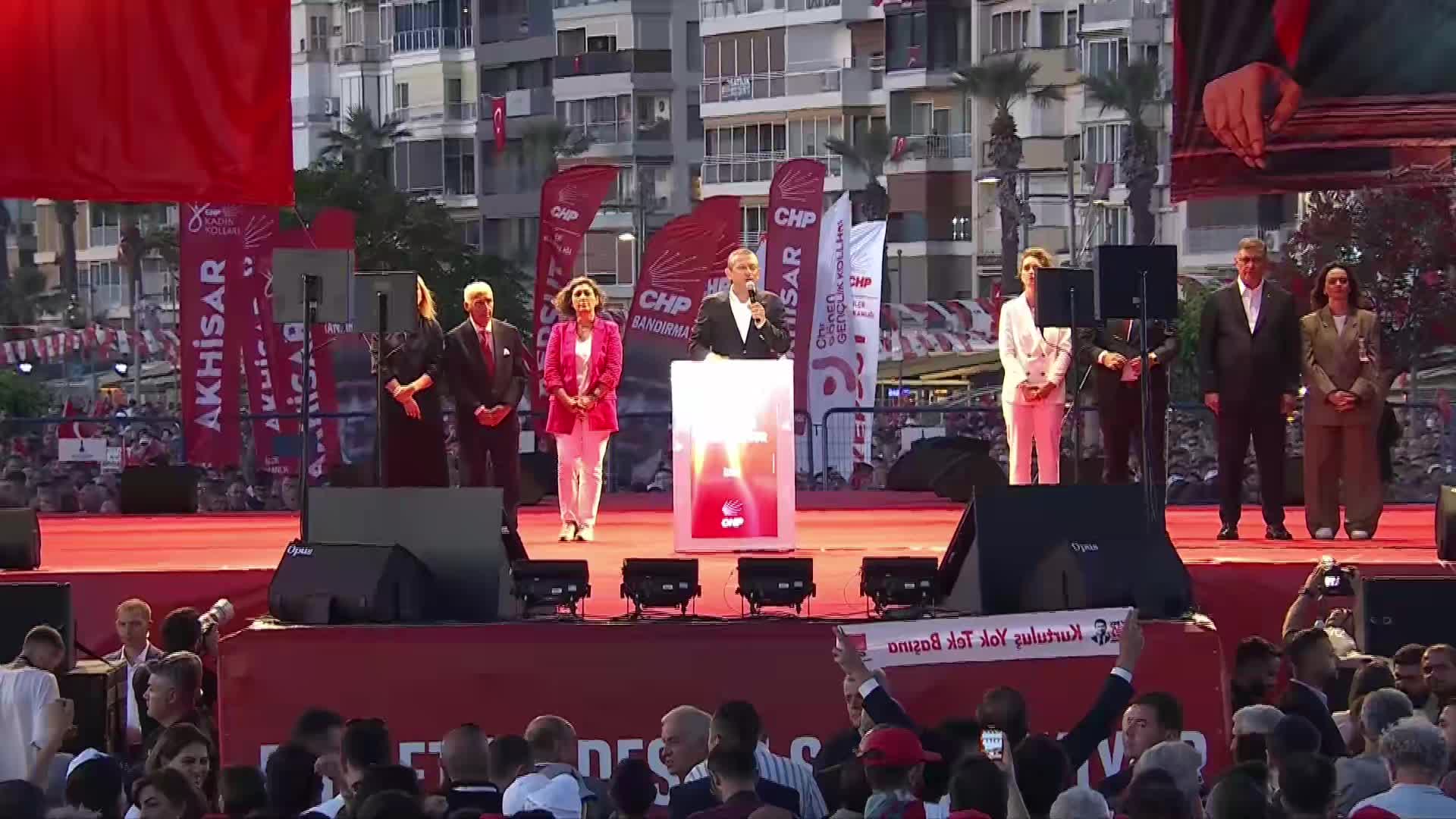 CHP'nin İzmir'deki "Millet İradesine Sahip Çıkıyor" mitingi... Özgür Özel, "Terörsüz ve demokratik bir Türkiye komisyonu kurulmalıdır"