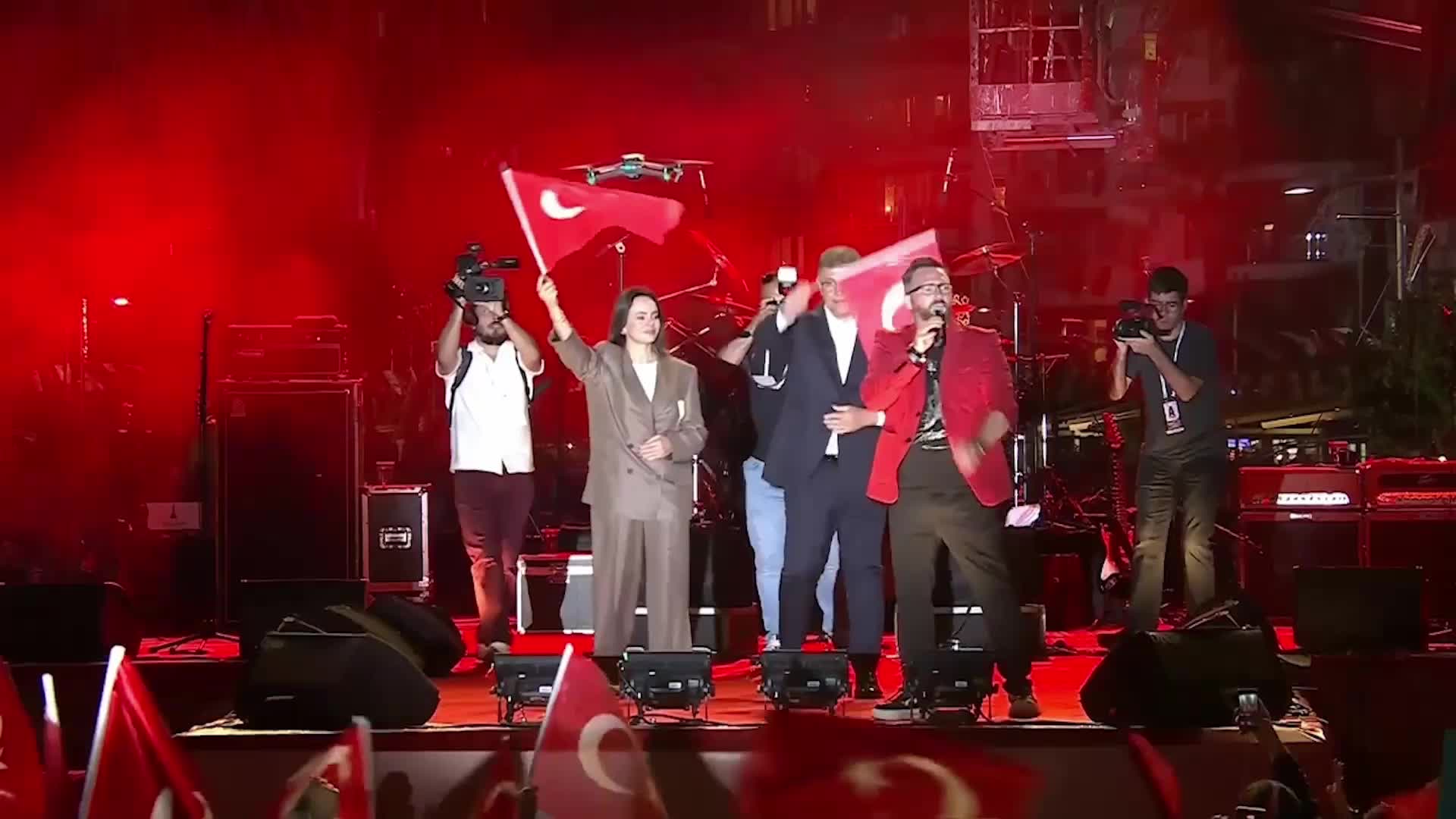 İZBB Başkanı Cemil Tugay Duman konserine katıldı... “Gençlerin daha iyi bir ülkeye kavuşması için çalışacağız”