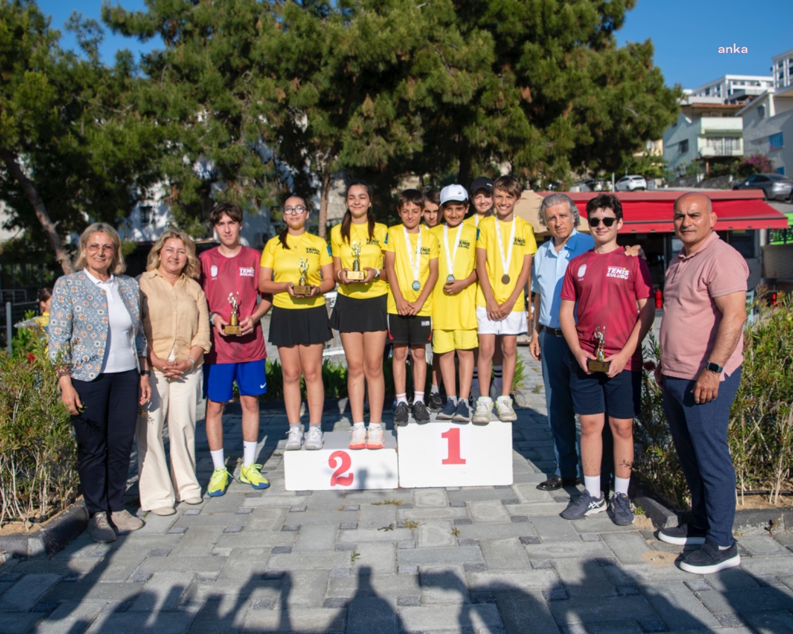 Kuşadası Tenis Kulübü’nde, 19 Mayıs dolayısıyla düzenlenen turnuvanın heyecanı yaşandı