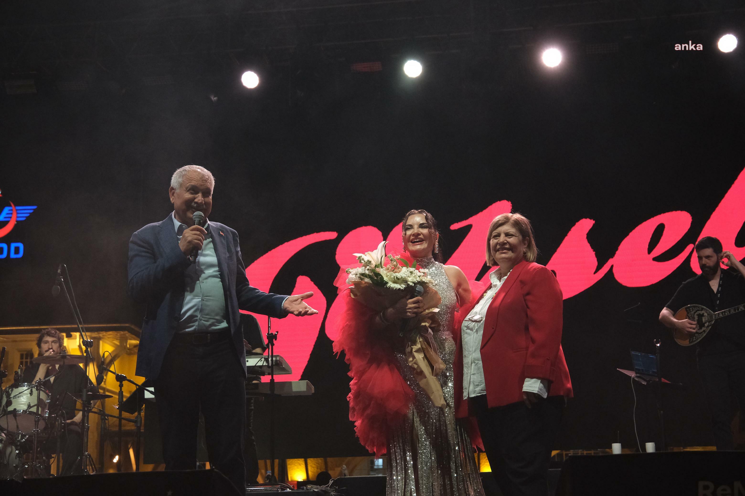 Adana'da 19 Mayıs coşkusu, 10 bin kişinin katıldığı meşaleli kortej ve Göksel konseri ile doruğa ulaştı