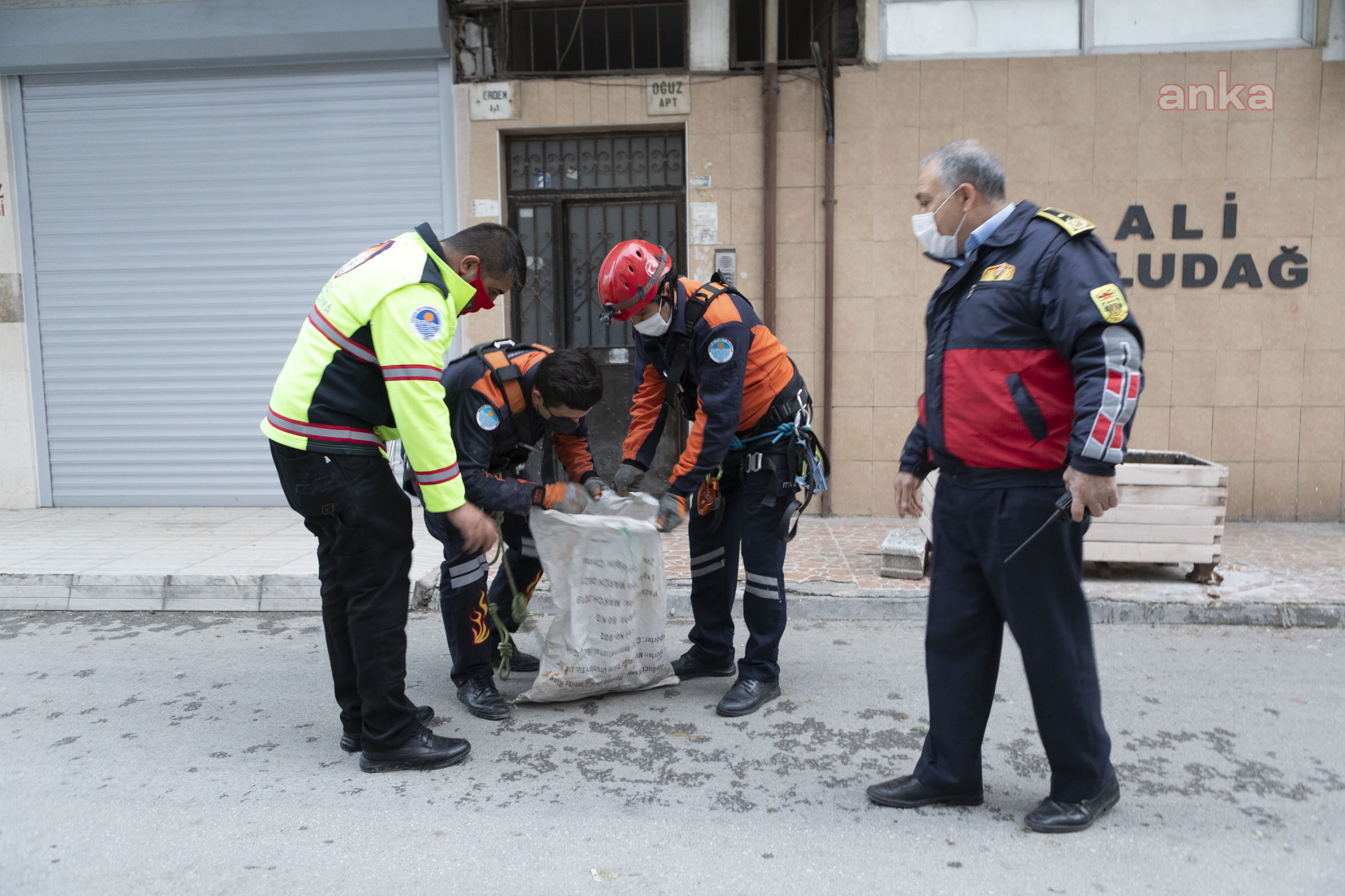 MERSİN BÜYÜKŞEHİR İTFAİYESİ, APARTMAN BOŞLUĞUNA DÜŞEN KEDİ İÇİN SEFERBER OLDU
