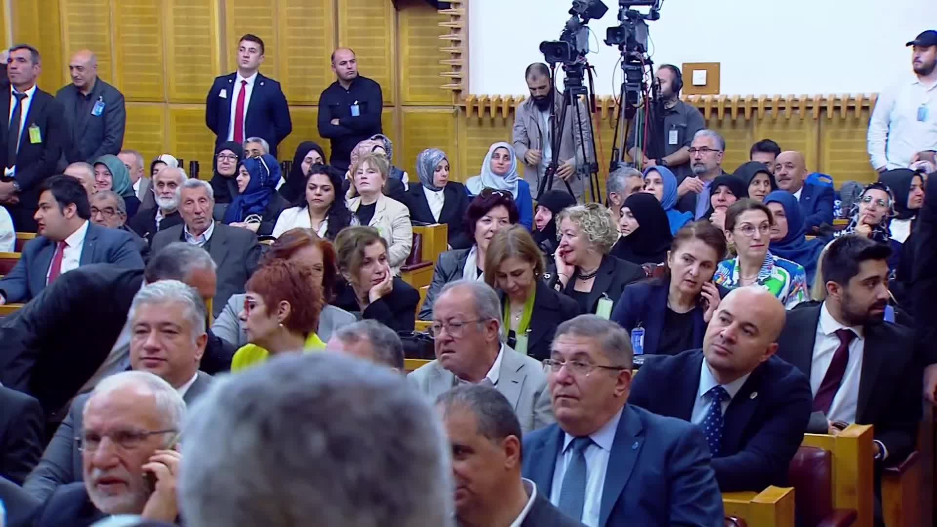Yeni Yol Grup Toplantısı... Selçuk Özdağ: “Gazze’ye insani yardım yapmak için araştırma önergesi verdik ama AK Parti milletvekilleri kabul etmedi”