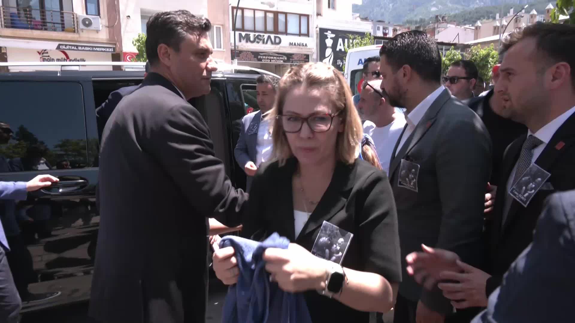 CHP Genel Başkanı Özgür Özel, Manisa’da Cemre Öğren’in cenaze törenine katıldı