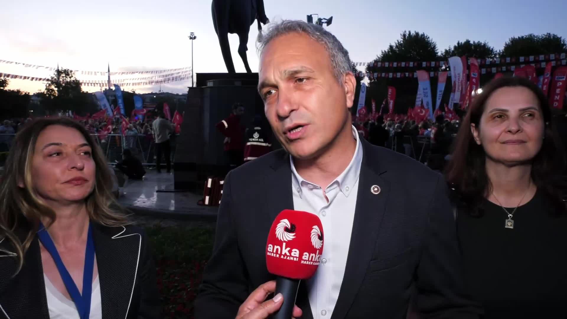 CHP'nin Pendik mitingi...  Suat Özçağdaş: Bu ülkeyi yöneten tek adama sesleniyorum, bu ülkenin sahibi gibi davranmana izin vermeyeceğiz