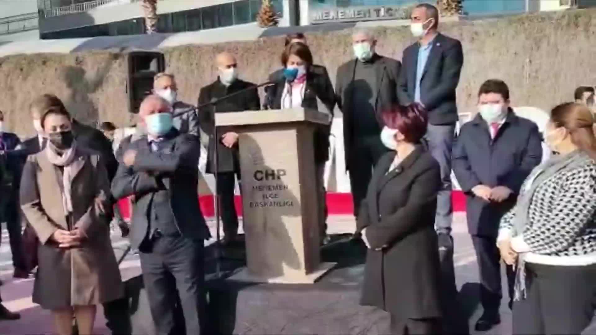 MENEMEN’DE, MAHKEMİNİN BELEDİYE BAŞKANVEKİLİ SEÇİMİNİ İPTAL KARARI PROTESTO EDİLDİ