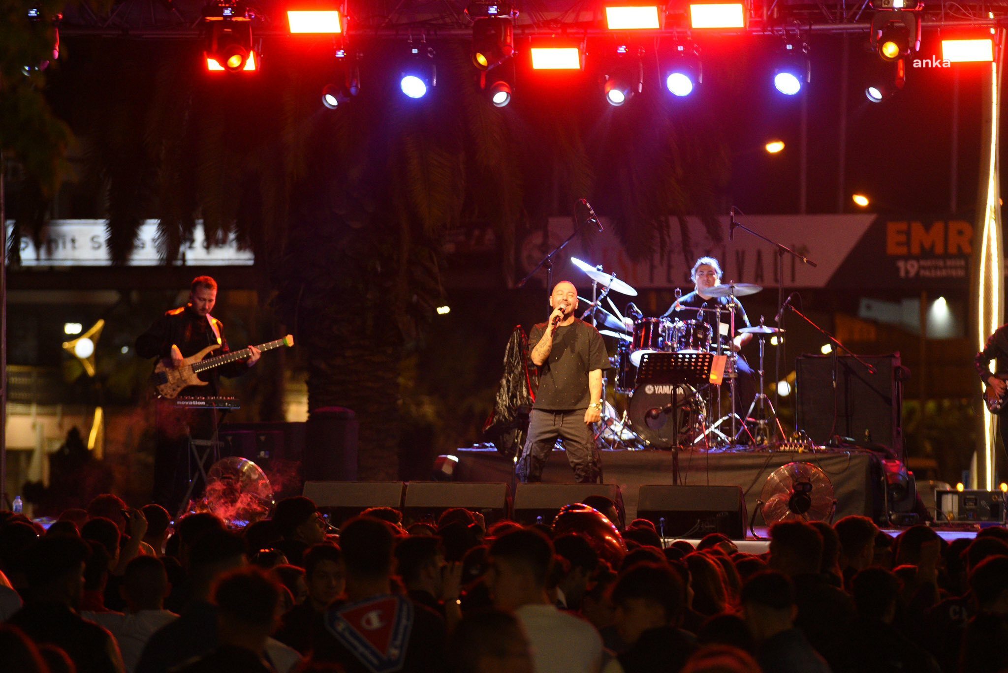 Giresun'da sahne alan yerel sanatçıların konserlerine vatandaşlardan yoğun ilgi