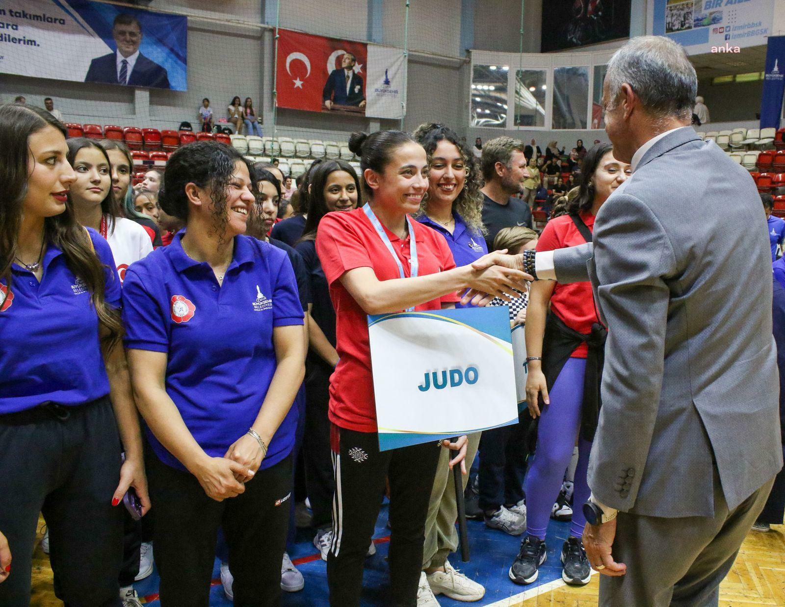 Celal Atik Spor Salonu’nda gençlik buluşması