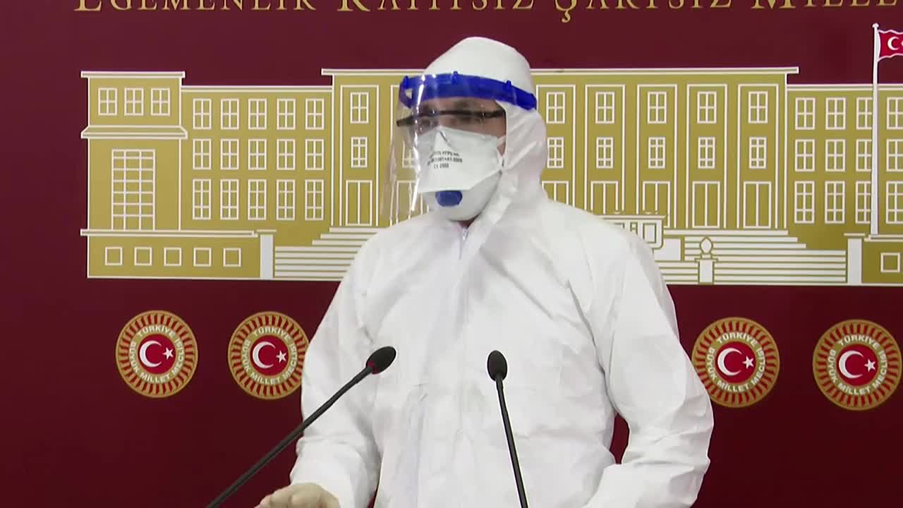 CHP'Lİ HEKİM MİLLETVEKİLİ ADIGÜZEL TULUM, MASKE VE GÖZLÜKLE BASIN TOPLANTISI YAPTI: "SAĞLIK ÇALIŞANLARI BU ÜLKENİN EVLADI DEĞİL Mİ?"
