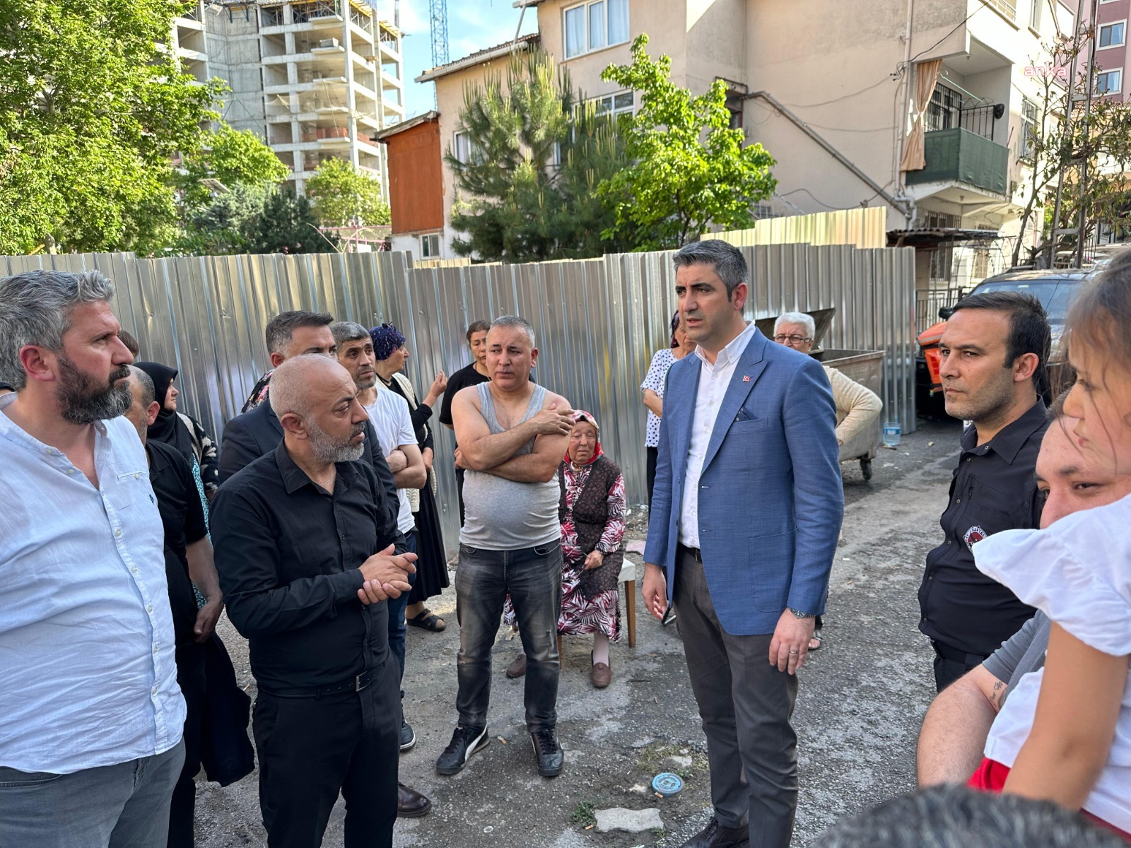 Kartal Belediye Başkanı Yüksel'den yangından etkilenen aileye destek ziyareti
