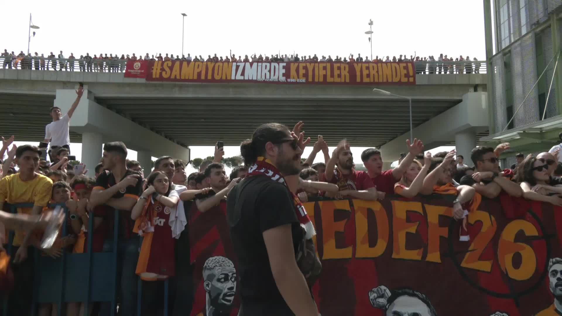 Galatasaray, Göztepe maçı için İzmir’de... Taraftarlardan coşkulu karşılama