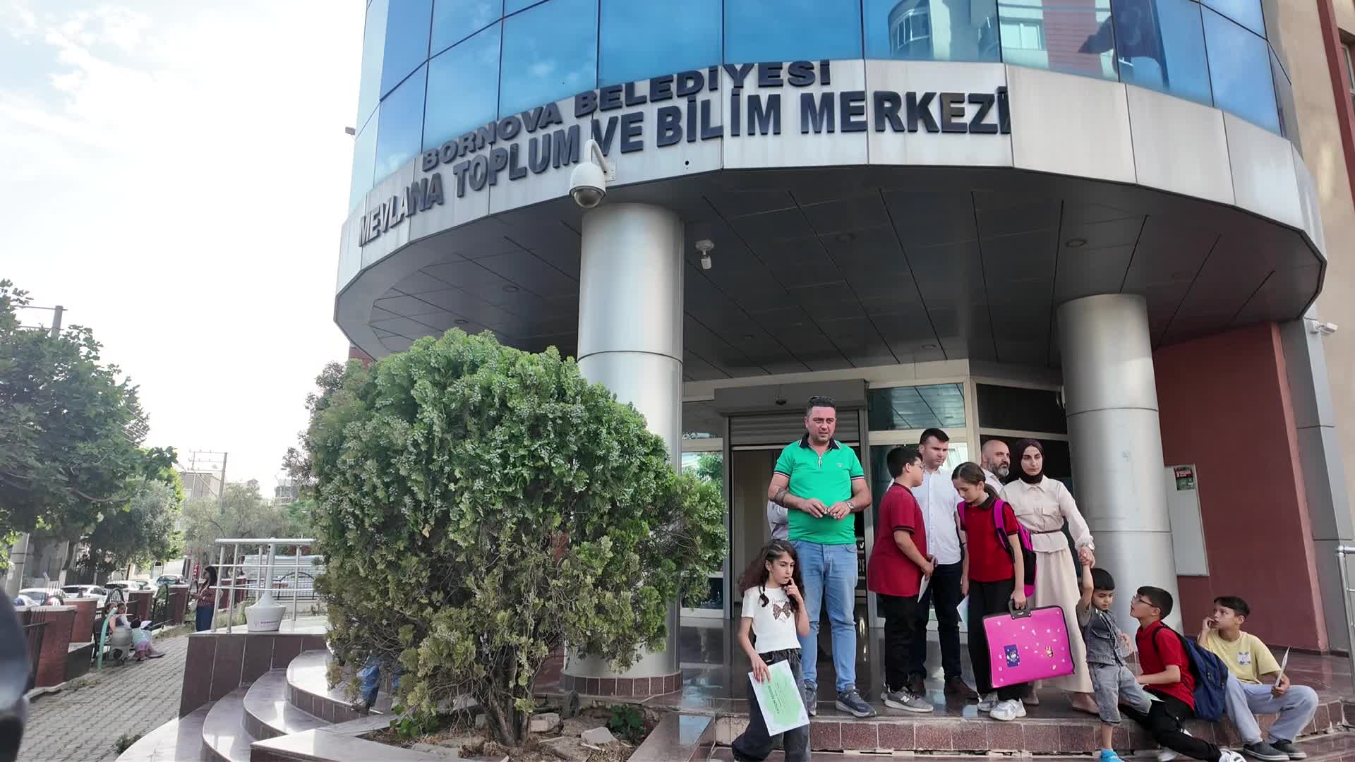 Mevlana Toplum ve Bilim Merkezi'nde çocuklar, gençler ve aileler bilimle buluştu