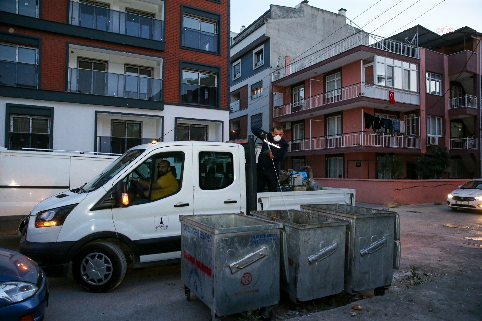 Karşıyaka’da ilaçlama ekiplerinden akşam mesaisi
