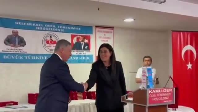 KAMU-DER’den Selçuk Özdağ’a “Yılın Milletvekili” ödülü