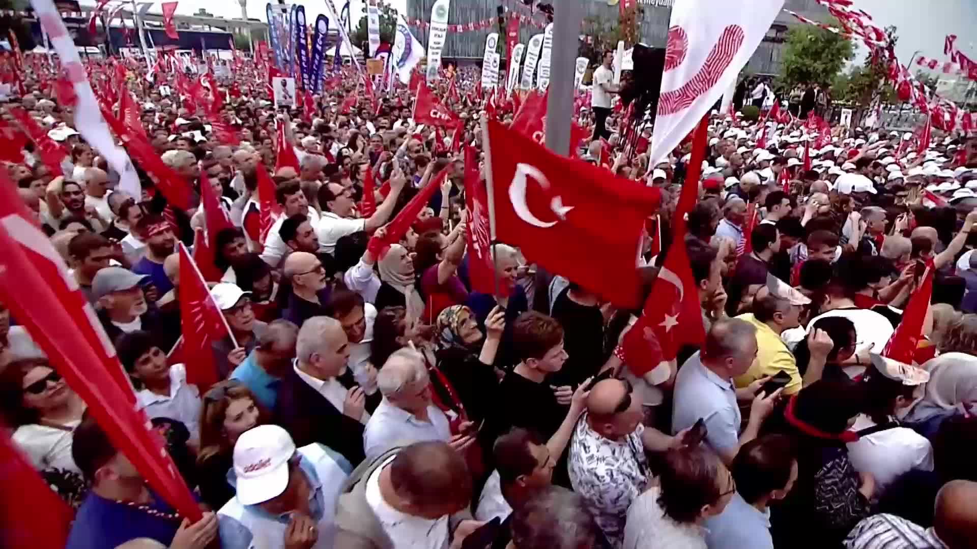 CHP'nin Bursa'daki "Millet İradesine Sahip Çıkıyor" mitingi... Özgür Özel'den Erdoğan'a: "Özgür Özel’den olsa olsa barış güvercini olur, ülkeye kardeşliği getirir"