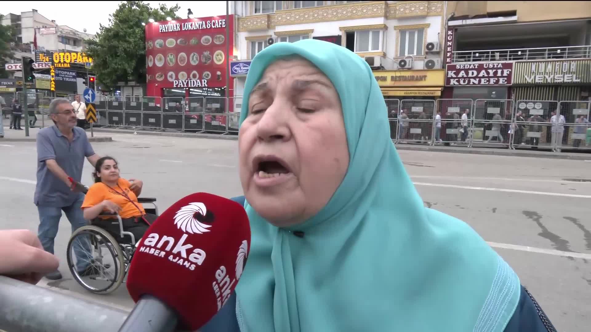 CHP’nin Bursa’da “Millet İradesine Sahip Çıkıyor” mitingi…70 yaşındaki yurttaş: “Bu yaşa kadar geldim böyle bir iktidar görmedim. Herkes koltuğunu terk etsin,  yaşlılar gitsin, gençlere sıra gelsin”