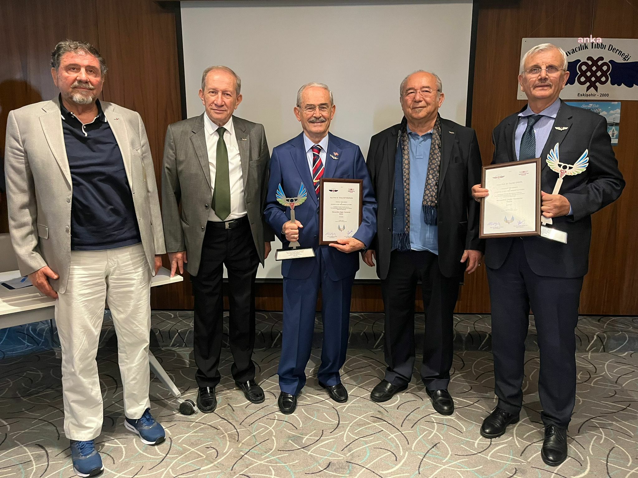 Yılmaz Büyükerşen, havacılık alanına katkılarından dolayı onursal üyelik ödülüne layık görüldü