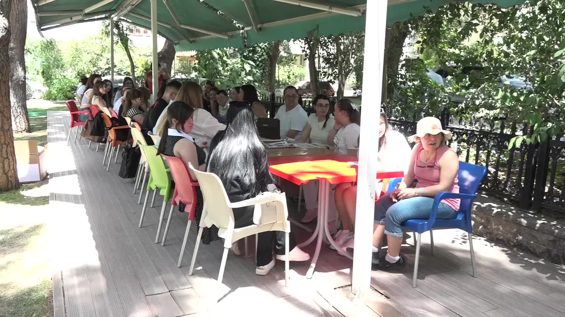 Bornova’da bağlar sevgiyle örüldü: Üniversite öğrencilerinden Down Kafe’ye sıcacık bir ziyaret