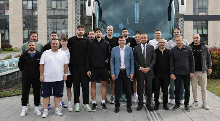 Kütahya Belediye Başkanı Kahveci, Erkek Basketbol Takımı'nı finallere uğurladı